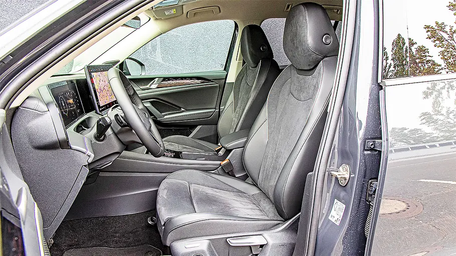 Blick auf die Vordersitze im Innenraum des VW Tiguan.