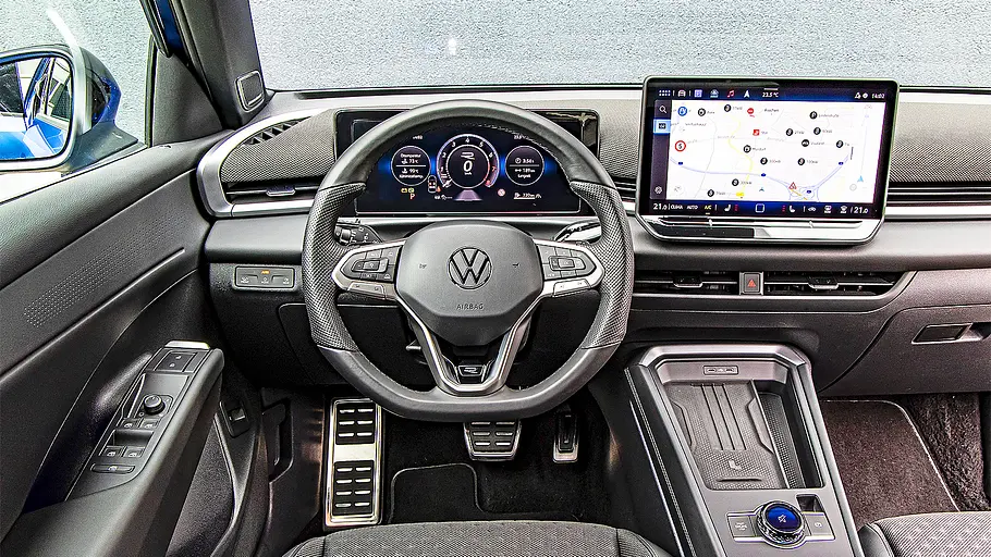 Blick auf die Armaturen im Innenraum des VW T-Roc.