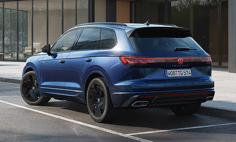 VW Touareg Final Edition (2025) Der VW Touareg Final Edition (2025) stehend von schräg hinten fotografiert.