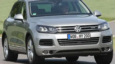Dank elektrischer Unterstützung bietet der VW Touareg Hybrid Achtzylinder-Leistung bei Sechszylinder-Verbrauch