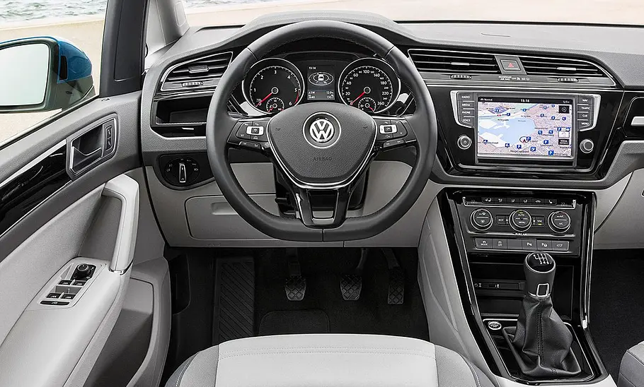 VW Touran (2015) Das Cockpit des VW Touran (2015).