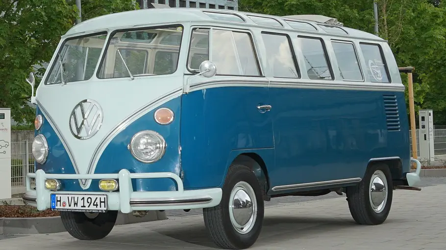 VW Transporter statisch von schräg vorne fotografiert. 