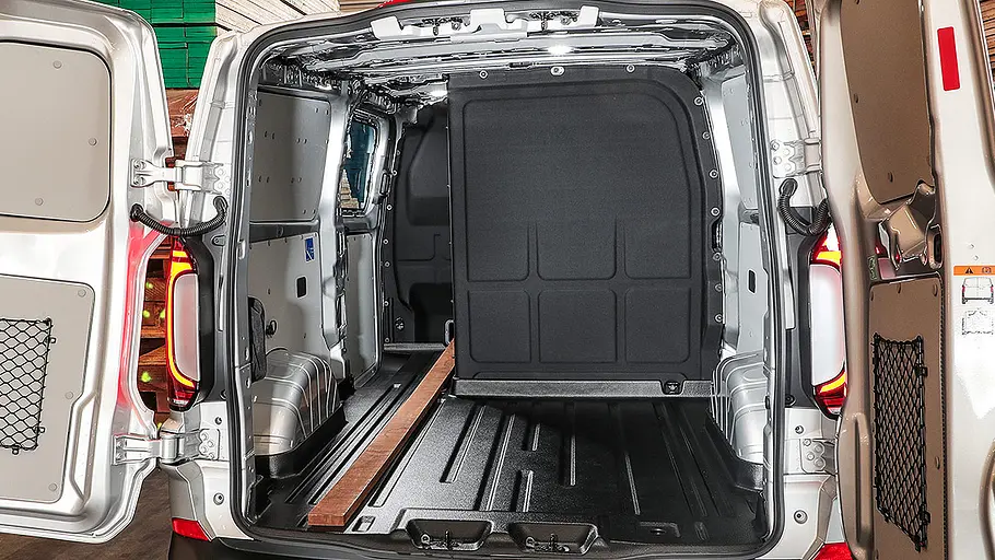 VW Transporter Blick in den Laderaum des VW Transporter, der durch eine L-Trennwand vom Fahrgastraum getrennt wird.