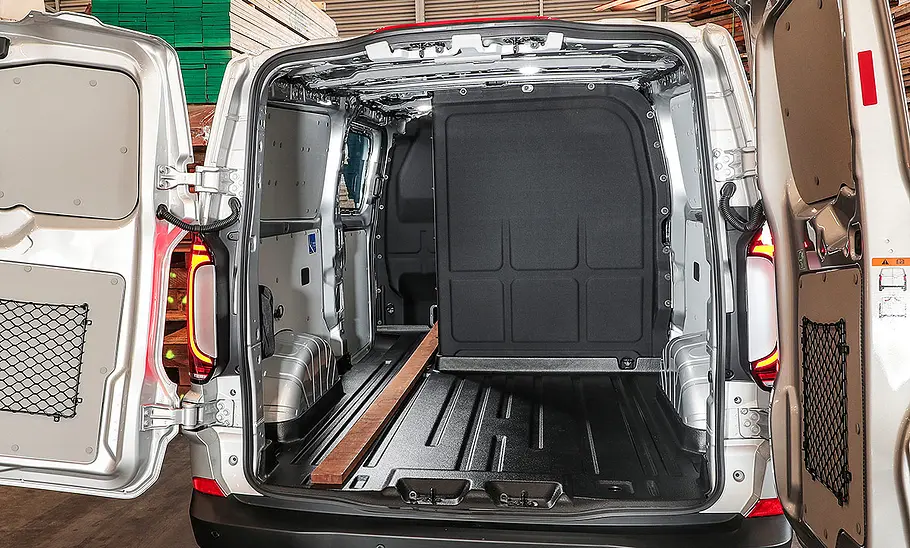 Blick in den Laderaum des VW Transporter (2025), der durch eine L-Trennwand vom Fahrgastraum getrennt wird.