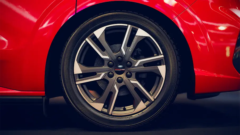 Detailansicht auf die Felgen des VW Transporter Sportsline.