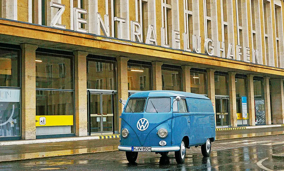 Der VW Transporter T1 stehend vor dem Flughafengebäude.