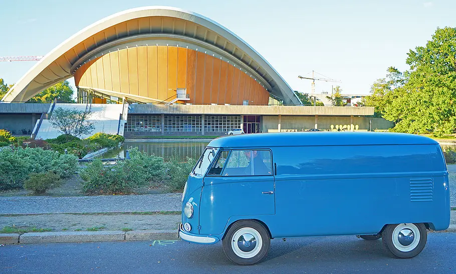 Der VW Transporter T1 stehend vor der Kongresshalle.