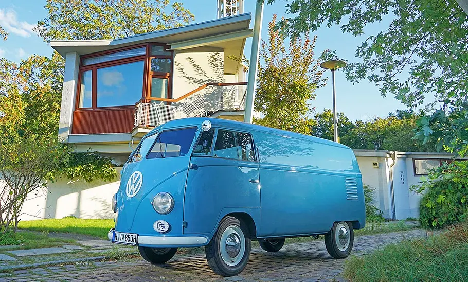 Der VW Transporter T1 stehend vor dem Haus Ruegenberg.