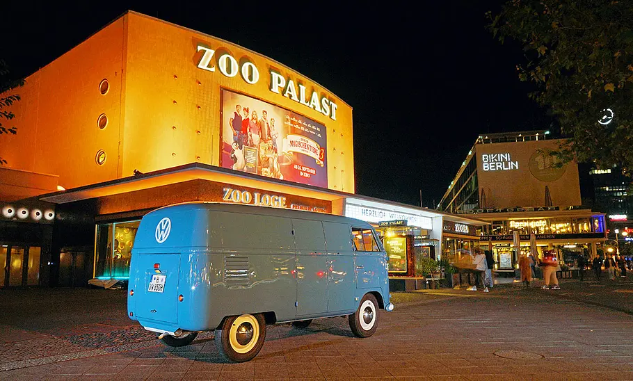 Der VW Transporter T1 stehend vor dem Zoo-Palast bei Nacht.
