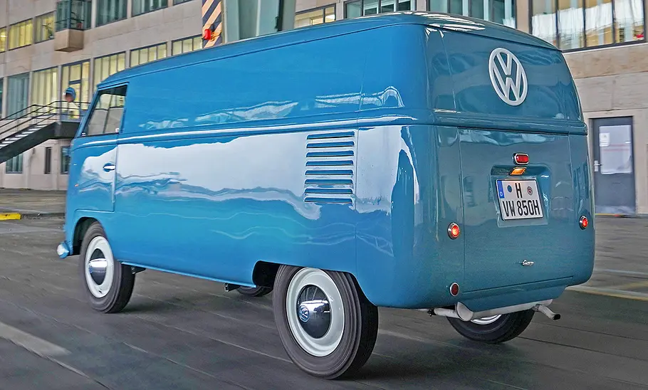 Der VW Transporter T1 fahrend von schräg hinten.