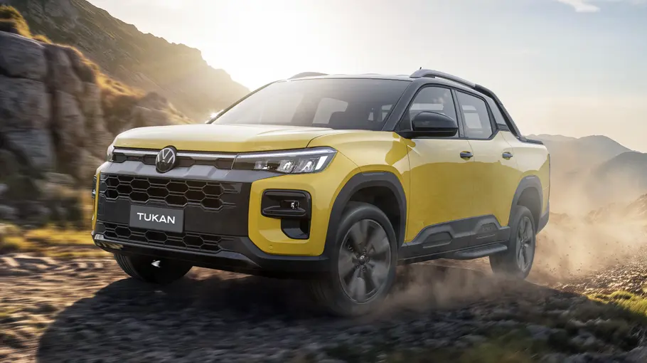 VW Tukan Der VW Tukan fahrend von schräg vorne links.
