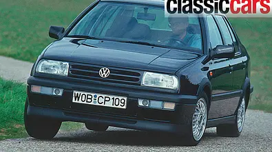 Der VW Vento VR6 fahrend von schräg vorne - Foto: AUTO ZEITUNG