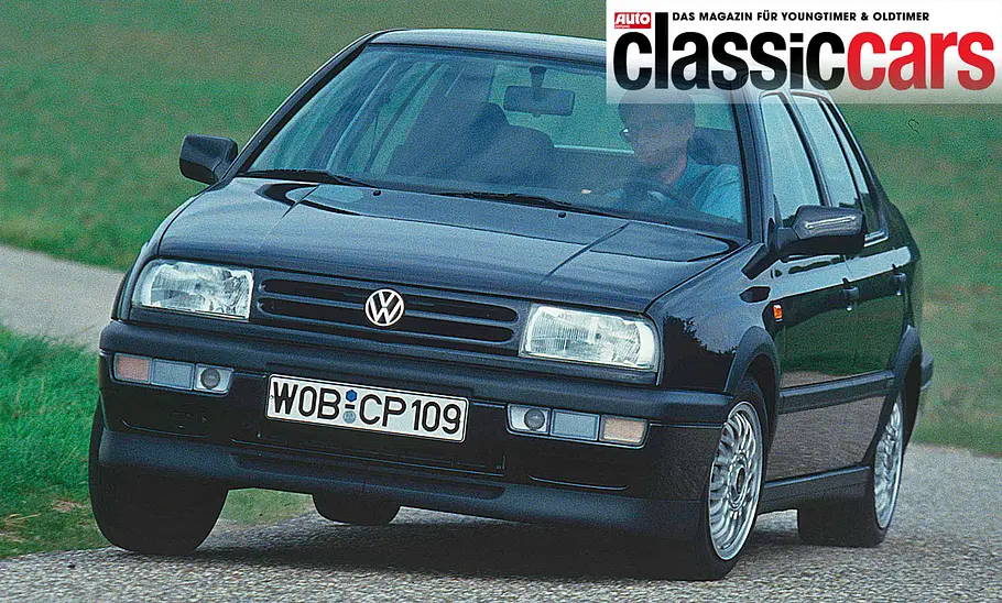 Der VW Vento VR6 fahrend von schräg vorne