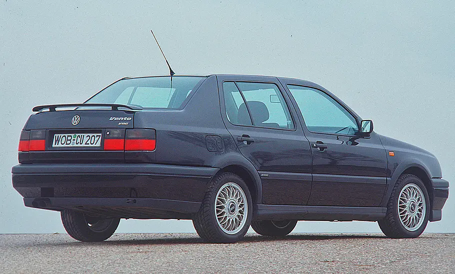 Der VW Vento VR6 stehend von schräg hinten