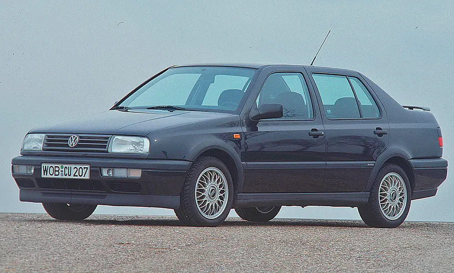 Der VW Vento VR6 stehend von schräg vorne