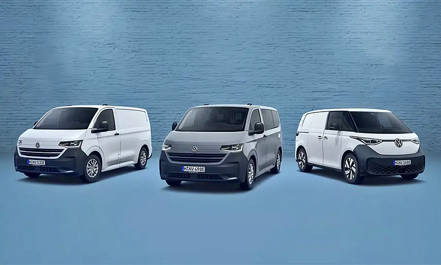 Drei Fahrzeuge von VW Nutzfahrzeuge stehen vo einer blauen Wand.