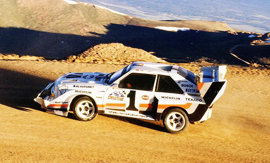 Walter Röhrl fahrend im Audi 200 quattro (1987).
