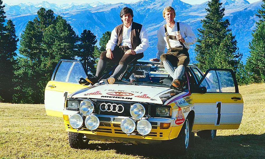 Walter Röhrl sitzend auf dem Audi quattro (1984).