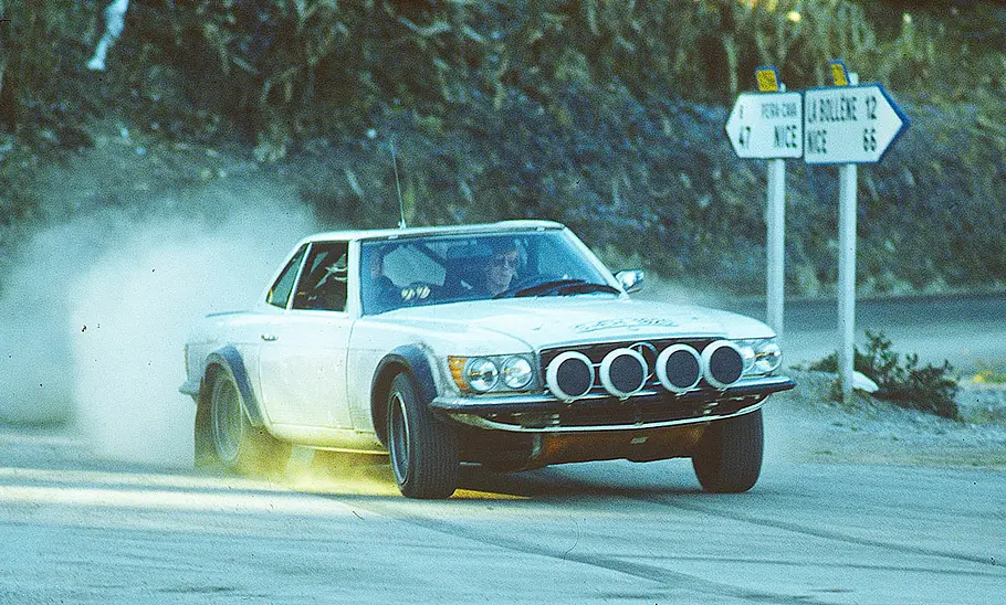 Walter Röhrl fahrend im Mercedes SL 500 (1980).