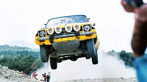 Walter Röhrl fahrend im Opel Ascona (1975). - Foto: AUTO ZEITUNG-Archiv