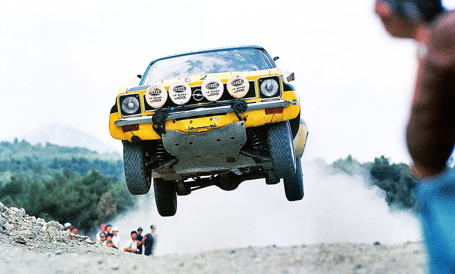Walter Röhrl fahrend im Opel Ascona (1975).