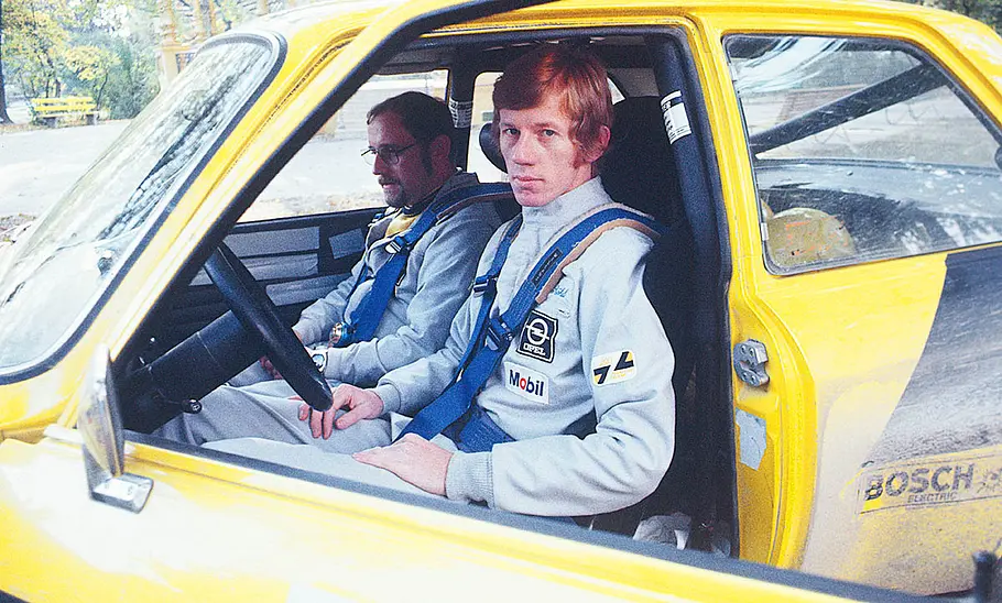 Jochen Berger und Walter Röhrl sitzend im Opel Ascona.