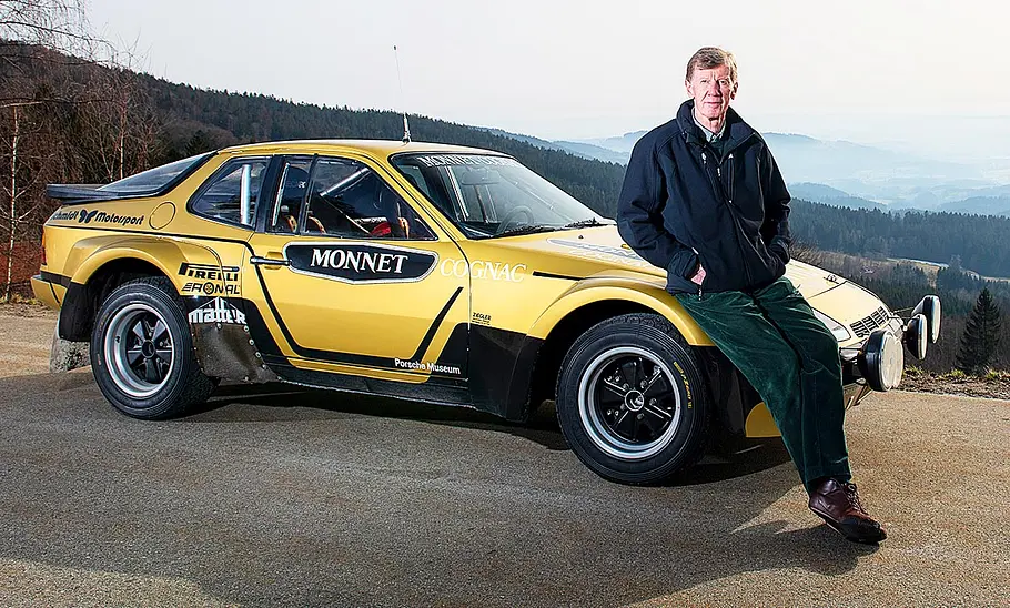 Walter Röhrl stehend am Porsche 924 GTR (1981).
