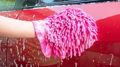 Waschhandschuh Auto - Foto: iStock/Teerasak1988