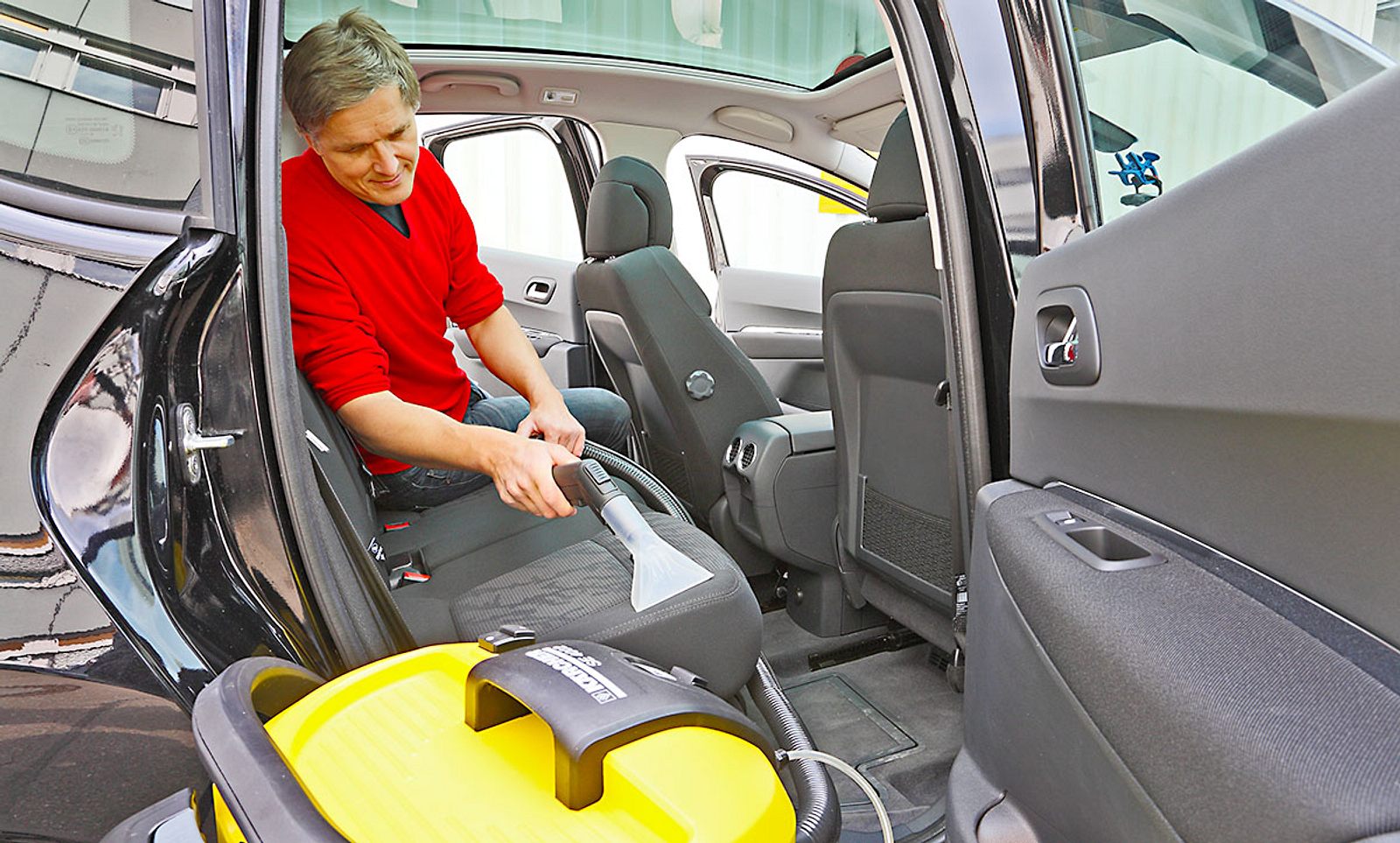 Auto reinigen: Das unterscheidet Nasssauger und Waschsauger