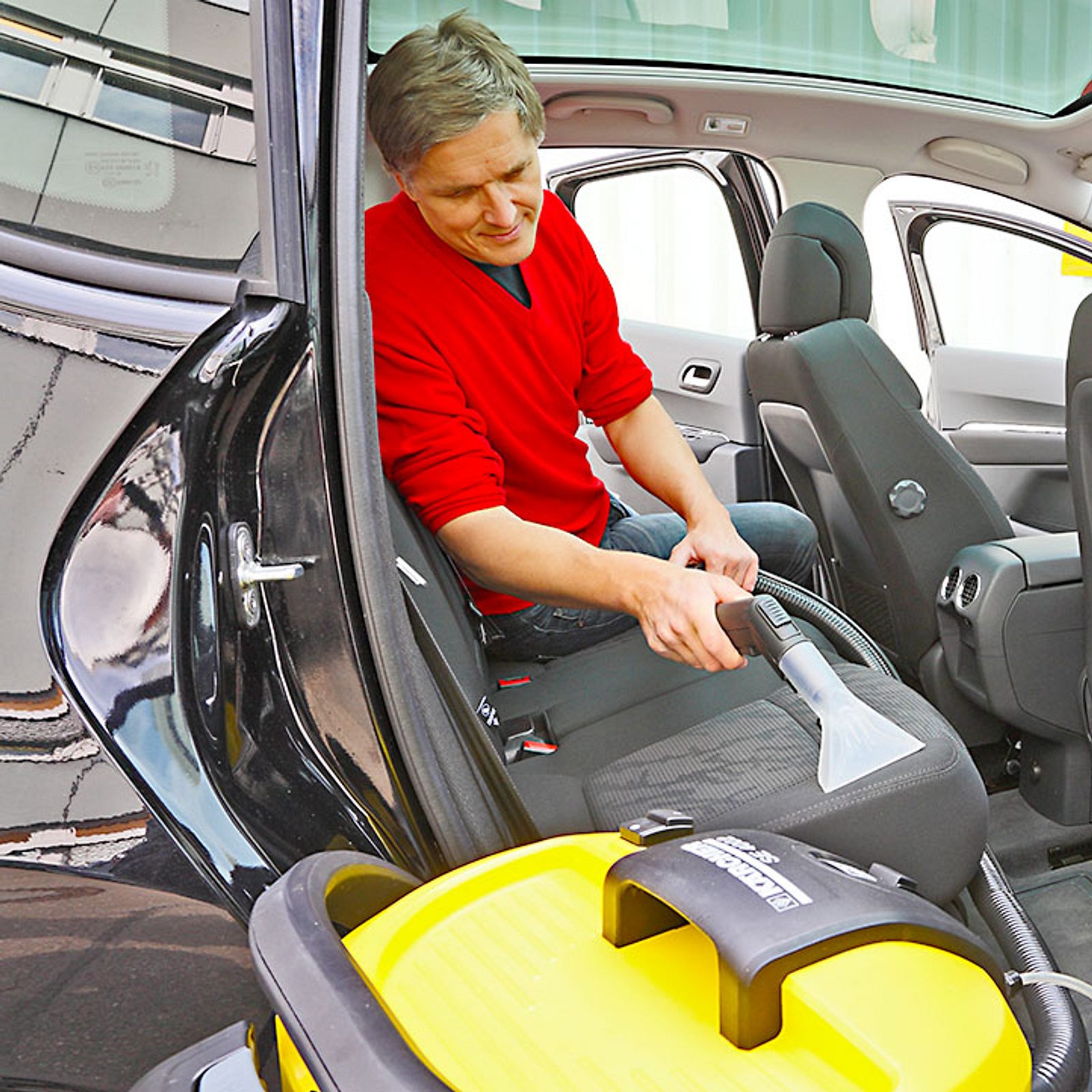 Auto reinigen: Das unterscheidet Nasssauger und Waschsauger