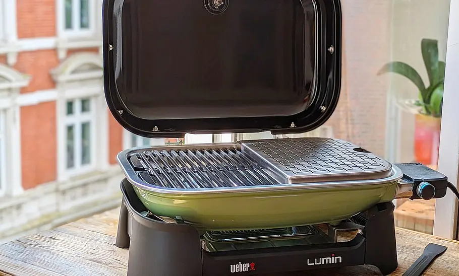 Weber Elektro-Tischgrill Lumin Der Weber Elektro-Tischgrill Lumin von vorne mit geöffnetem Deckel fotografiert.