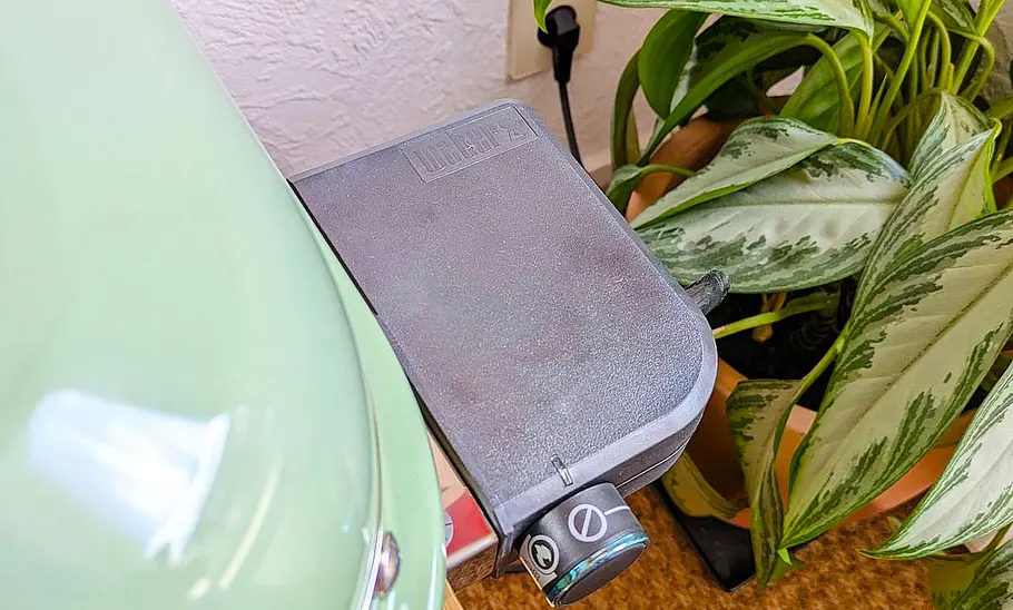 Weber Elektro-Tischgrill Lumin Das Netzteil des Weber Elektro-Tischgrill Lumin.