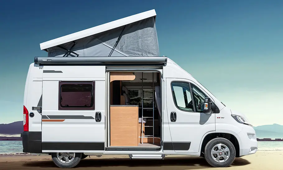 Weinsberg CaraBus Edition Fire 540 MQ (2025) Weinsberg CaraBus Edition Fire 540 MQ (2025) in der Seitenansicht vor einem Strand. Mit aufgestelltem Aufstelldach.