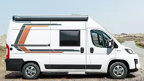 Weinsberg CaraBus Edition Fire 540 MQ (2025) in der Seitenansicht vor einem Strand. - Foto: Weinsberg