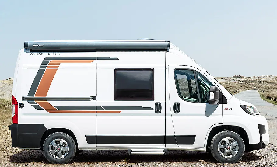 Weinsberg CaraBus Edition Fire 540 MQ (2025) Weinsberg CaraBus Edition Fire 540 MQ (2025) in der Seitenansicht vor einem Strand.