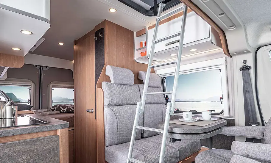 Weinsberg CaraBus Edition Fire 540 MQ (2025) Blick in den Innenraum des Weinsberg CaraBus Edition Fire 540 MQ (2025) mit aufgestellter Trittleiter ins Aufstelldach.
