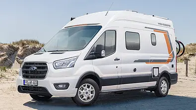 Die Außenaufnahme zeigt den Weinsberg Carabus 600 MQ (2025) auf Ford-Basis von schräg vorne. - Foto: Weinsberg