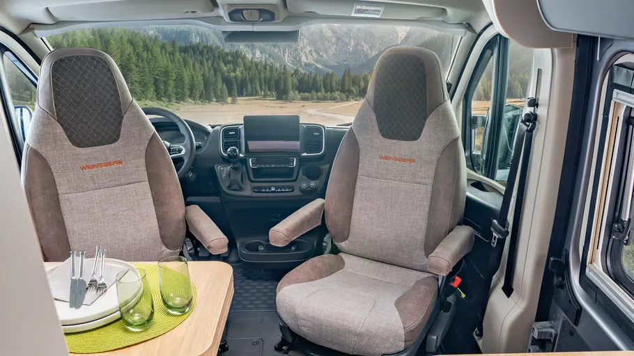 Weinsberg Carabus Grey Edition (Fire) 600 ME Die Innenaufnahme zeigt das Cockpit des Weinsberg Carabus Grey Edition (Fire) 600 ME.