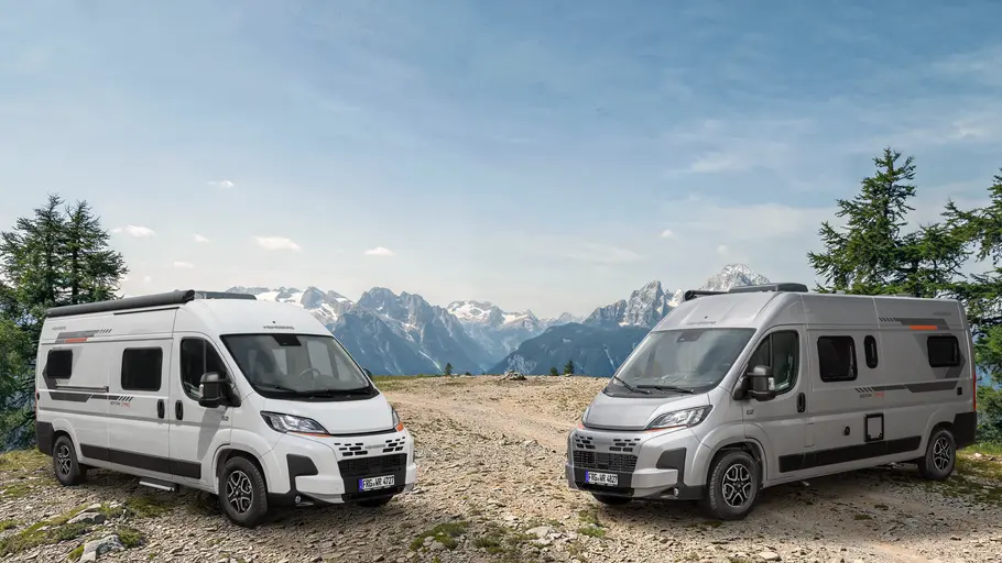 Weinsberg Carabus Grey Edition (Fire) 600 ME Die Außenaufnahme zeigt den Weinsberg Carabus (Fire) 600 ME einmal in der regulären Version (links), ein anderes Mal in der Grey Edition von jeweils schräg vorne.