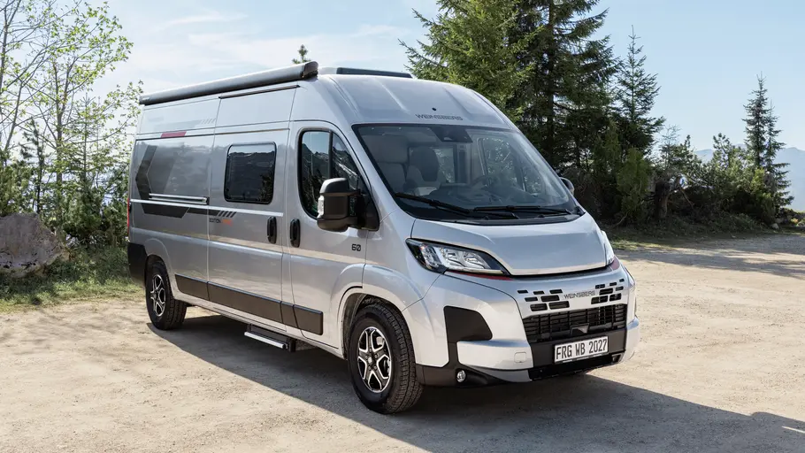 Weinsberg Carabus Grey Edition (Fire) 600 ME Die Außenaufnahme zeigt den Weinsberg Carabus Grey Edition (Fire) 600 ME von schräg vorne.