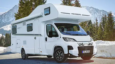 Die Außenaufnahme zeigt den Weinsberg CaraHome 650 DG (2025) von schräg vorne. - Foto: Weinsberg