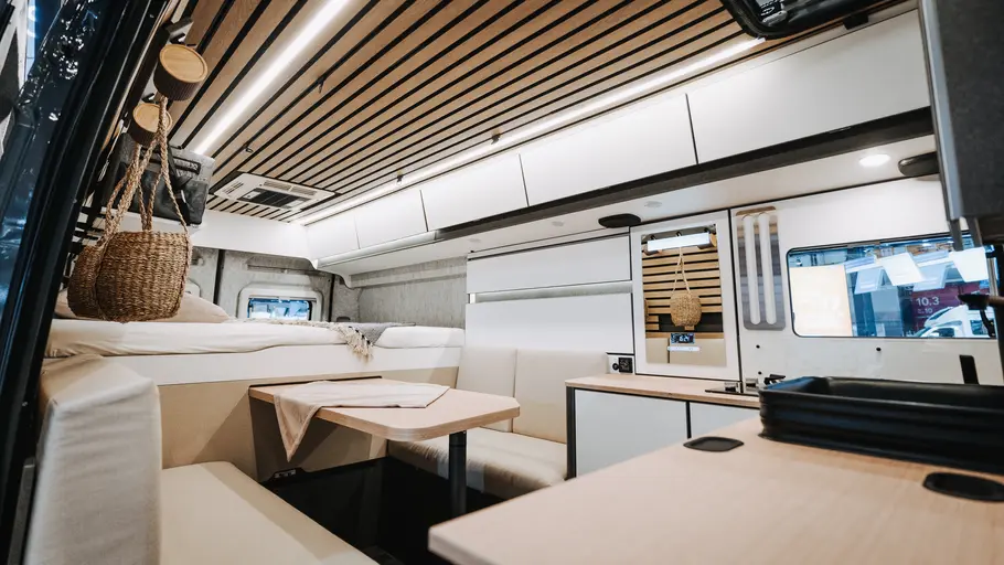 Die Innenansicht zeigt eine Durchsicht durch den Wohnraum des Weinsberg Caralife 630 LQ.