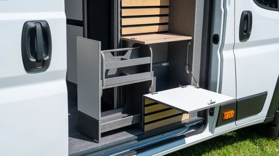 Der Klapptisch im Schiebetürbereich an der Küche des Weinsberg Caralife 630 LQ.