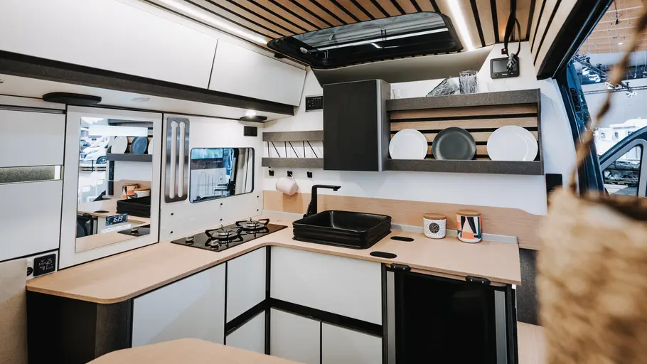 Die Innenansicht zeigt die Küche des Weinsberg Caralife 630 LQ im Detail.