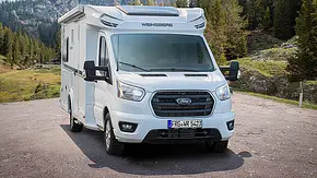 Das Bild zeigt den Weinsberg CaraLoft Ford 650 MF (2024) stehend von schräg vorne rechts fotografiert. - Foto: Weinsberg