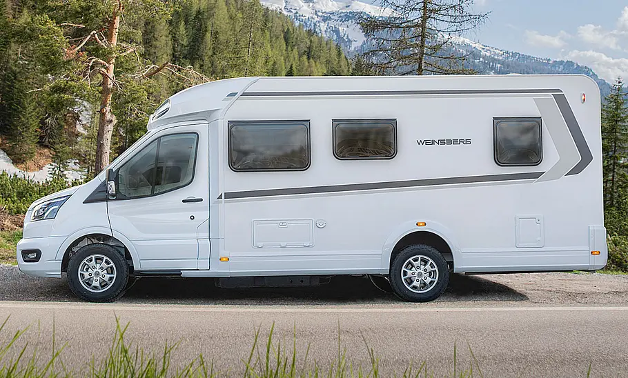 Das Bild zeigt den Weinsberg CaraLoft Ford 650 MF (2024) stehend von der Seite links fotografiert.