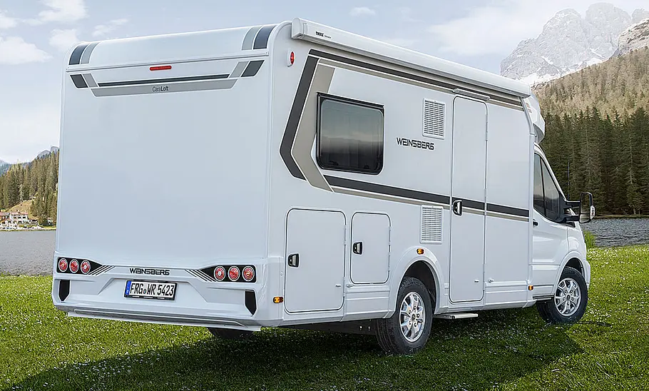 Das Bild zeigt den Weinsberg CaraLoft Ford 650 MF (2024) stehend von schräg hinten rechts fotografiert.
