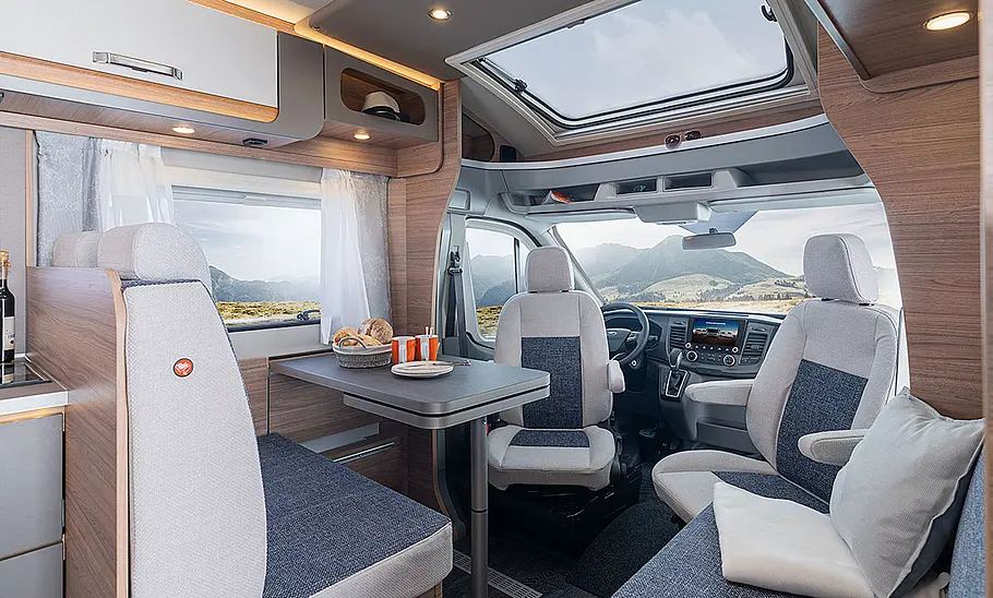 Das Bild zeigt die Sitzgruppe des Weinsberg CaraLoft Ford 650 MF (2024) mit Blick in Richtung Cockpit.