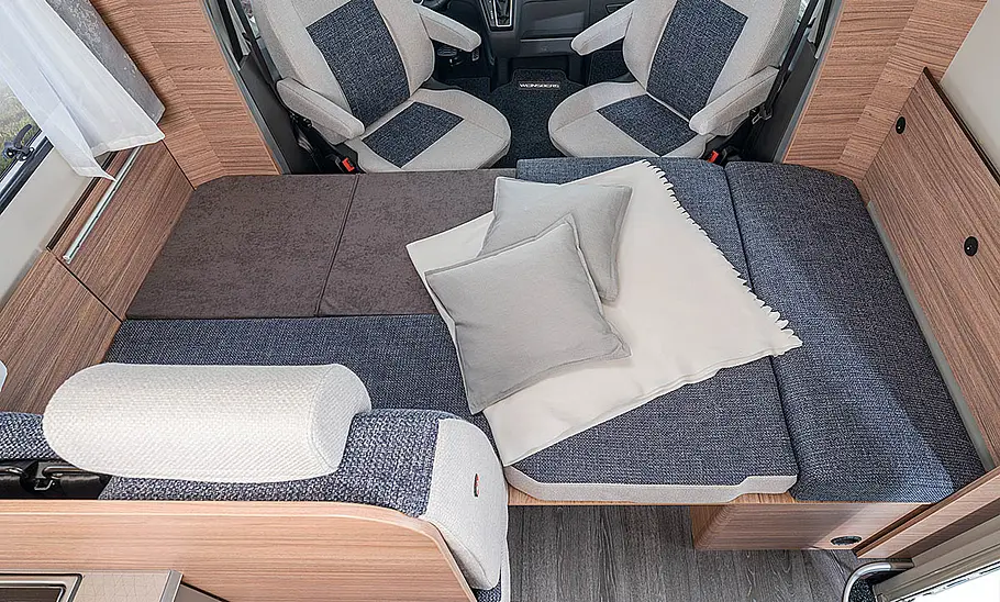 Das Bild zeigt die Sitzgruppe des Weinsberg CaraLoft Ford 650 MF (2024) umgebaut zum Doppelbett.