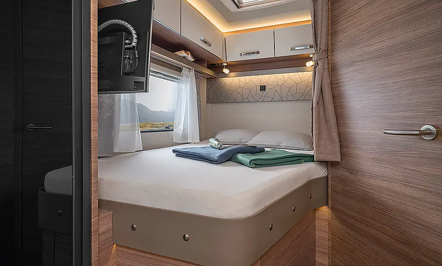 Das Bild zeigt das französische Bett im Heck des Weinsberg CaraLoft Ford 650 MF (2024).